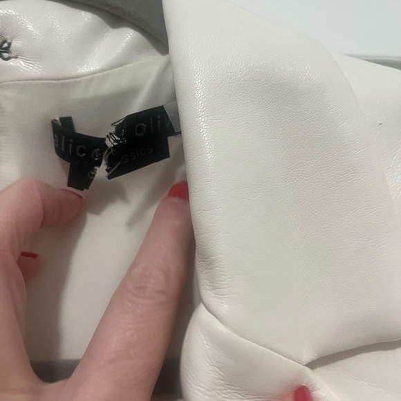 Alice + Olivia Kyrie Tuxedo Skort
Romper - Picture 12 of 16